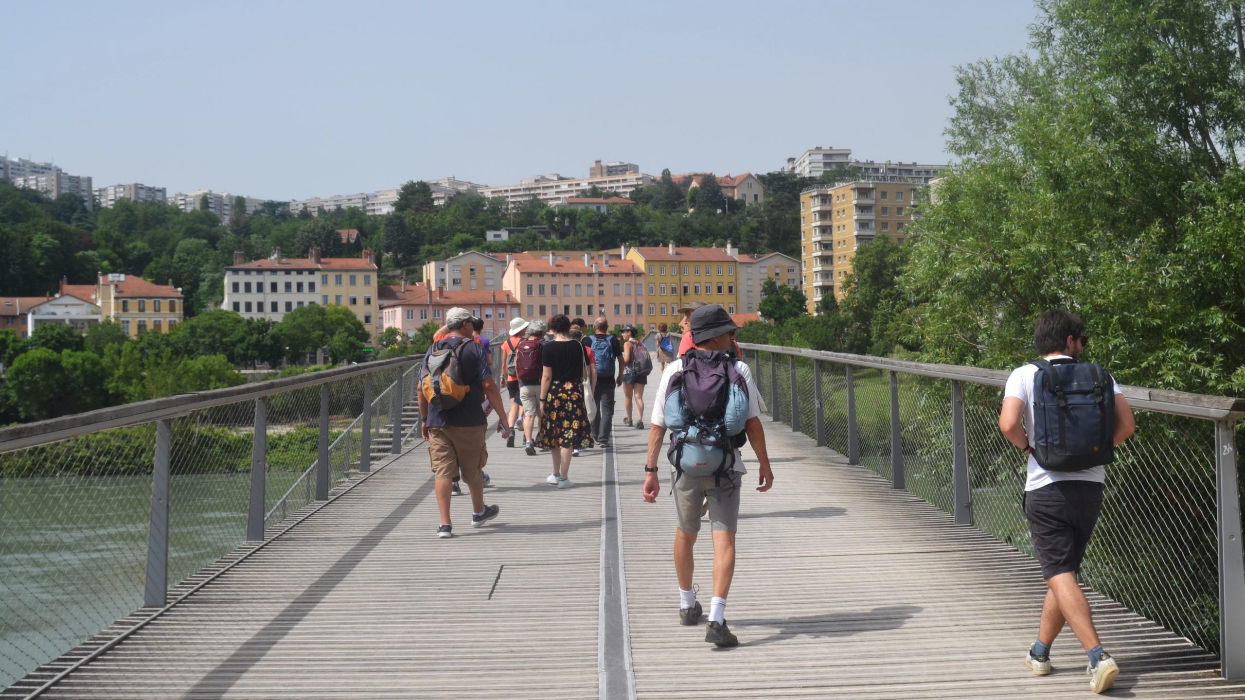 Traversée de la passerelle de la Paix