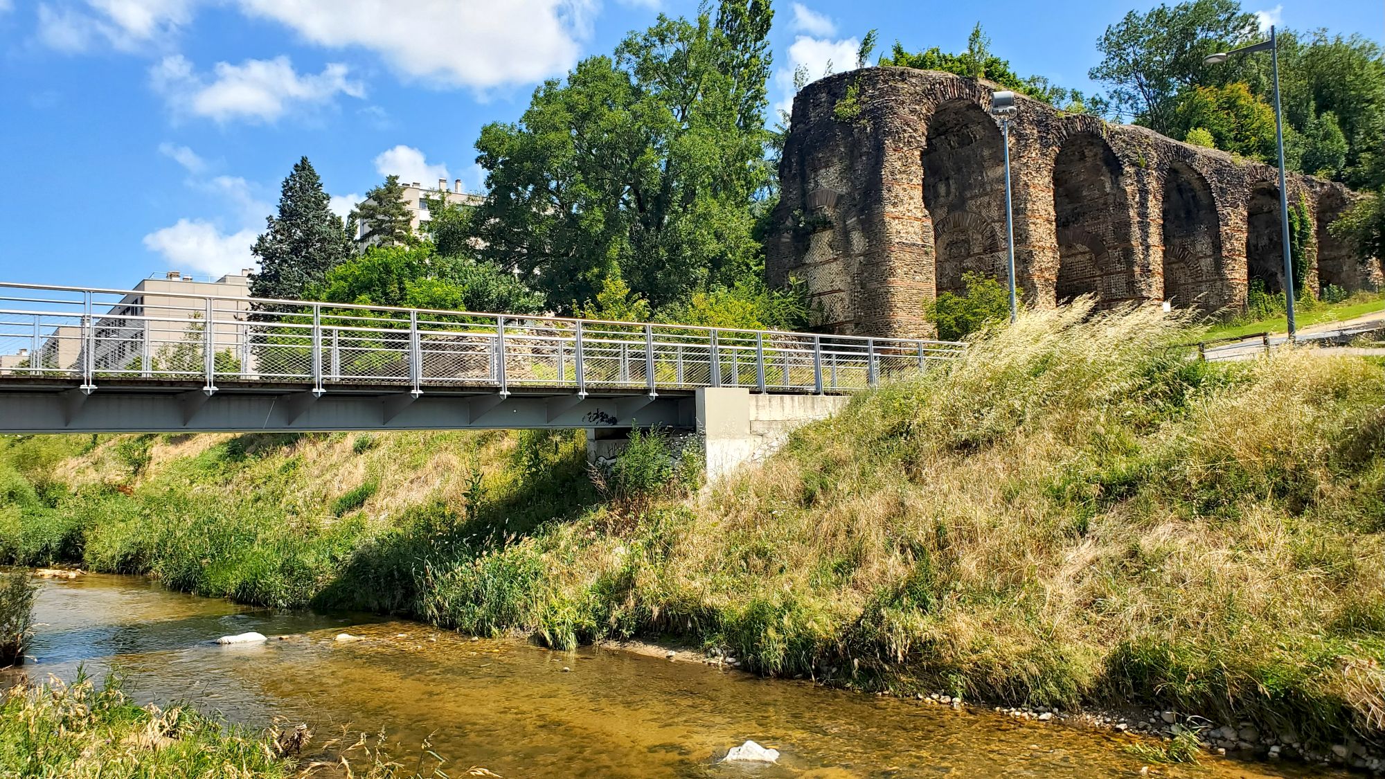 Vue sur l'aqueduc du Gier à Sainte-Foy-lès-Lyon