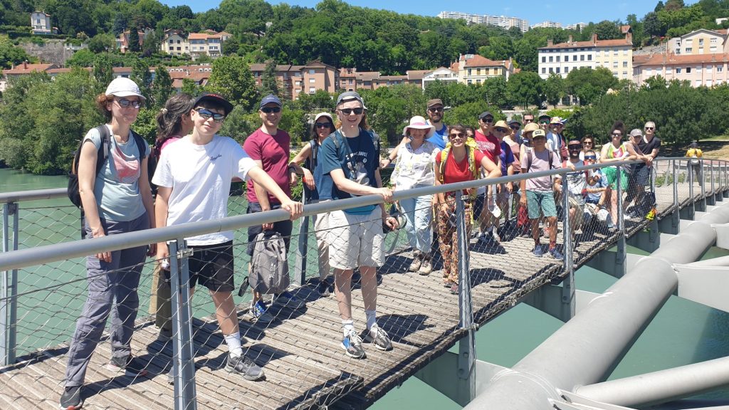 Du Rhône au robinet : groupe 3 sur la passerelle de la paix